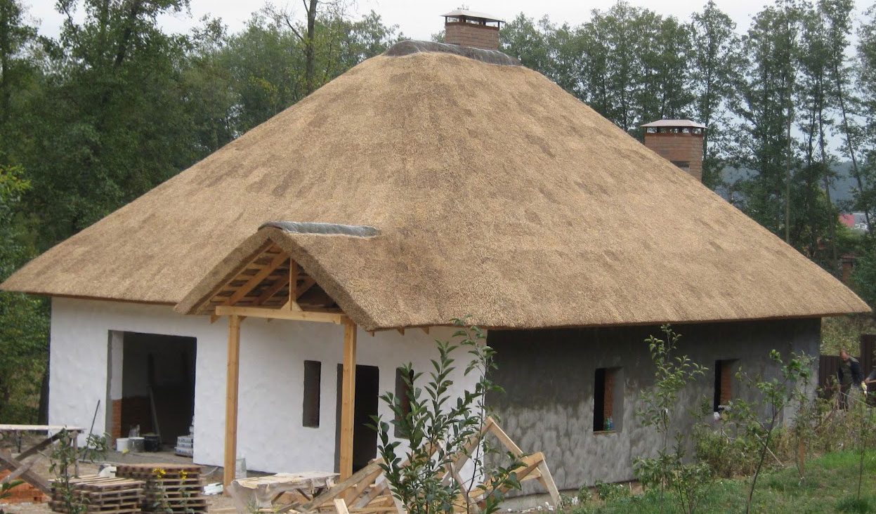 Камышовая кровля на строящемся доме