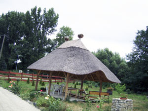 Беседка с крышей из камыша